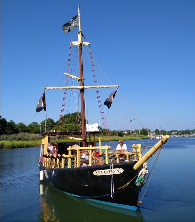 The Sea Gypsy pirate ship with passengers.